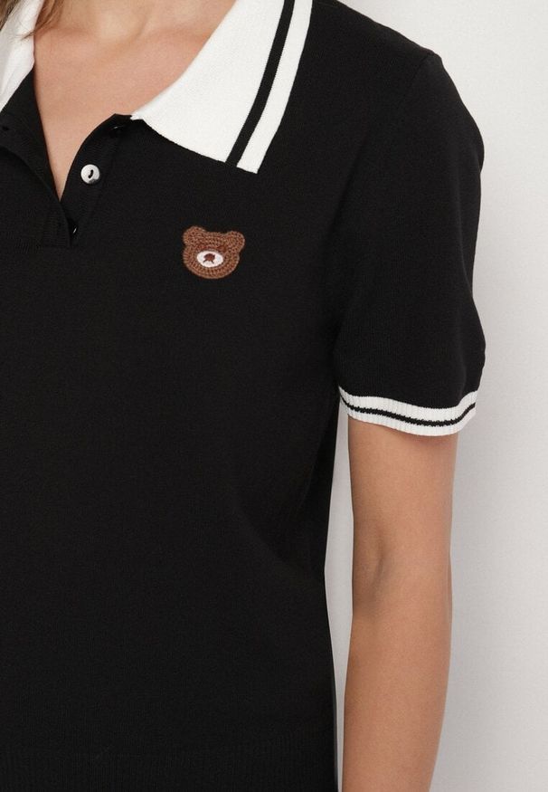 Born2be - Czarna Dzianinowa Bluzka Polo z Wiskozą z Krótkim Rękawem i Aplikacją Adezena. Okazja: na co dzień, na spotkanie biznesowe, do pracy. Typ kołnierza: polo. Kolor: czarny. Materiał: dzianina, wiskoza. Długość rękawa: krótki rękaw. Długość: krótkie. Wzór: aplikacja. Styl: casual, biznesowy, elegancki