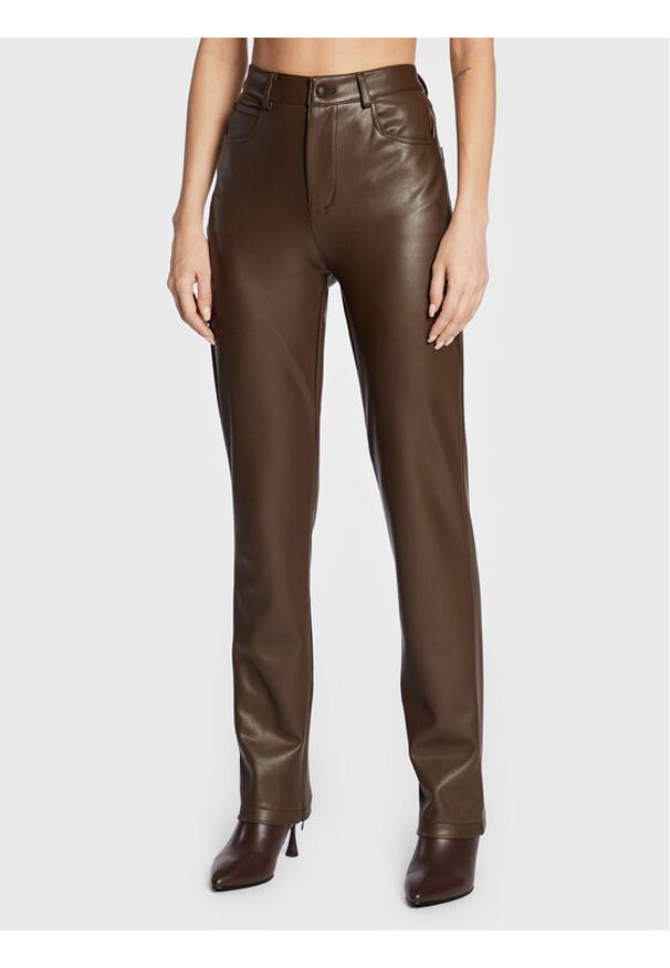 Guess Spodnie z imitacji skóry W2BB11 WERD0 Brązowy Regular Fit. Kolor: brązowy. Materiał: skóra