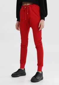 Born2be - Czerwone Spodnie Dresowe Peilophi. Kolor: czerwony. Materiał: dresówka. Długość: długie #1