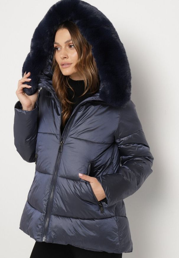 Born2be - Granatowa Pikowana Kurtka z Dłuższym Tyłem i Futerkiem przy Kapturze Verrira. Okazja: do pracy, na spacer, na co dzień, na spotkanie biznesowe. Kolor: niebieski. Materiał: futro. Długość: długie. Sezon: zima. Styl: casual, klasyczny, biznesowy