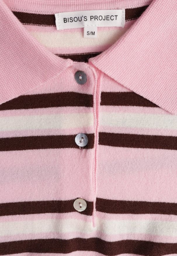 Renee - Różowy T-shirt Polo z Wiskozą w Paski z Guzikami Vevevia. Okazja: na co dzień. Typ kołnierza: polo. Kolor: różowy. Materiał: wiskoza. Wzór: paski. Styl: casual, sportowy