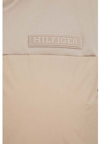 TOMMY HILFIGER - Tommy Hilfiger kurtka damska kolor beżowy zimowa. Kolor: beżowy. Materiał: syntetyk, poliester. Sezon: zima #4