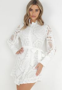 Born2be - Biała Koronkowa ze Stójką i Szerokimi Mankietami Rojas. Typ kołnierza: kołnierzyk stójkowy. Kolor: biały. Materiał: koronka. Sezon: wiosna, lato. Typ sukienki: koszulowe #2