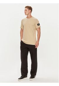 Calvin Klein Jeans T-Shirt J30J323489 Beżowy Regular Fit. Kolor: beżowy. Materiał: bawełna