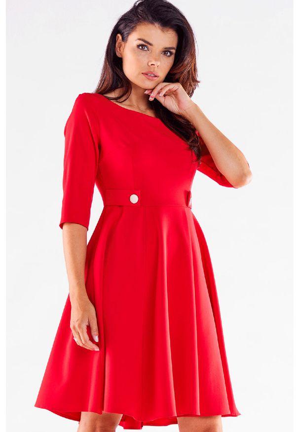 Awama - Elegancka sukienka rozkloszowana z ozdobnymi guzikami czerwona. Okazja: do pracy. Kolor: czerwony. Styl: elegancki