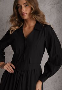 Renee - Czarna Rozkloszowana Sukienka Koszulowa z Bawełny i Wiskozy Zdobiona Klapami Gleta. Okazja: na co dzień. Kolor: czarny. Materiał: wiskoza, bawełna. Wzór: aplikacja. Typ sukienki: koszulowe. Styl: casual, elegancki #4