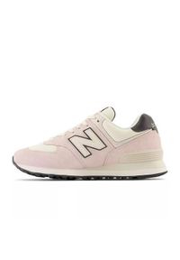 Buty do chodzenia damskie New Balance 574. Zapięcie: sznurówki. Kolor: różowy. Materiał: zamsz, materiał, syntetyk. Szerokość cholewki: normalna. Model: New Balance 574. Sport: turystyka piesza