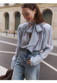 Reserved - Bluzka z wiązaniem - jasnoszary. Kolor: szary. Materiał: wiskoza, tkanina #1
