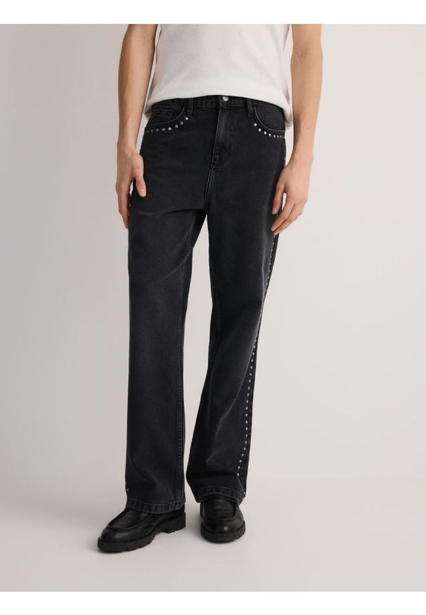 Reserved - Jeansy straight z dżetami - czarny. Kolor: czarny. Materiał: jeans