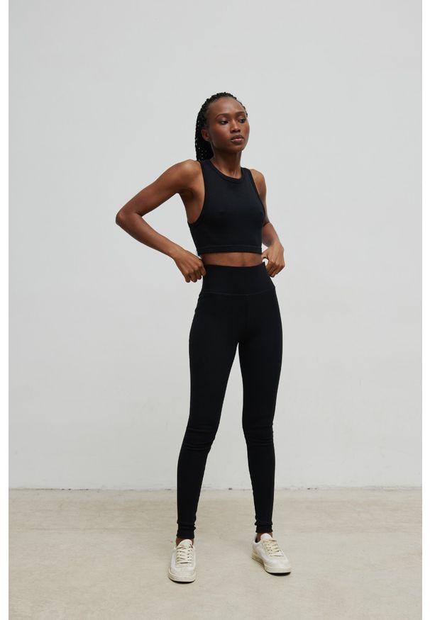 Marsala - Legginsy z cienkiej prążkowanej dzianiny w kolorze TOTALLY BLACK - HIPS LIGHT-XS. Okazja: na co dzień. Materiał: dzianina, prążkowany. Styl: sportowy, casual