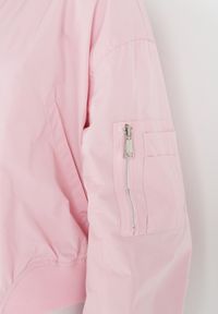 Born2be - Różowa Kurtka Bomberka z Szerokimi Rękawami Zdobionymi Kieszonkami Bryar. Kolor: różowy. Długość: krótkie. Wzór: aplikacja #2