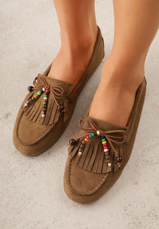 Renee - Ciemnobeżowe Mokasyny VICES z Imitacji Zamszu z Kokardką Kolorowymi Koralikami i Skórzaną Wkładką Nenden. Okazja: na co dzień. Kolor: beżowy. Materiał: skóra, zamsz. Wzór: kolorowy. Styl: casual, elegancki