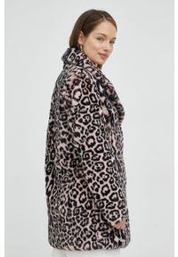 Guess płaszcz damski kolor różowy przejściowy. Okazja: na co dzień. Kolor: różowy. Materiał: materiał. Styl: casual #2