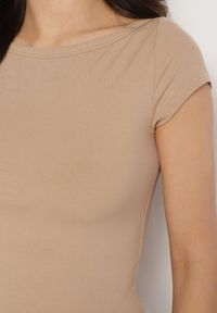 Born2be - Brązowy T-shirt z Bawełny o Dopasowanym Kroju z Dekoltem w Łódkę Galerissa. Kolor: brązowy. Materiał: bawełna. Styl: elegancki