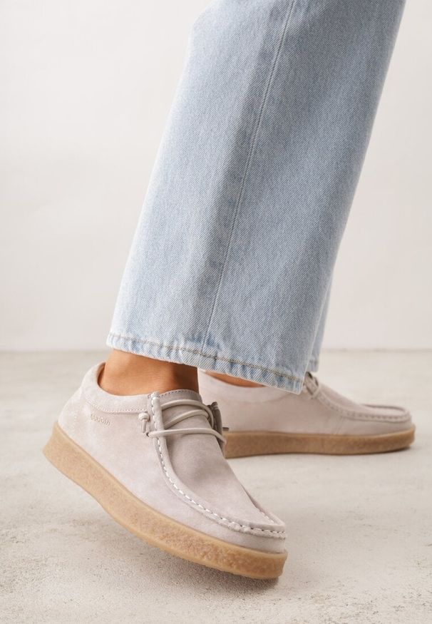 Renee - Beżowe Półbuty z Zamszu Naturalnego ze Skórzaną Wkładką i Przeszyciami Oaraneva. Kolor: beżowy. Materiał: zamsz, skóra. Styl: elegancki