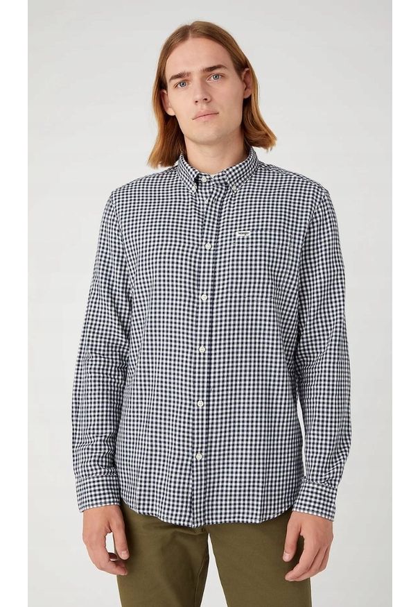 Wrangler - WRANGLER MĘSKA KOSZULA LS 1 PKT BUTTON DOWN NAVY 112345377 W5B1011976. Typ kołnierza: button down