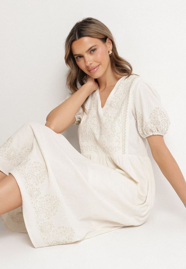 Born2be - Biała Bawełniana Sukienka Boho o Rozkloszowanym Kroju Zdobiona Haftem Lannivra. Okazja: na co dzień, na imprezę. Typ kołnierza: dekolt w kształcie V. Kolor: biały. Materiał: bawełna. Wzór: aplikacja, haft. Sezon: lato. Typ sukienki: rozkloszowane. Styl: boho