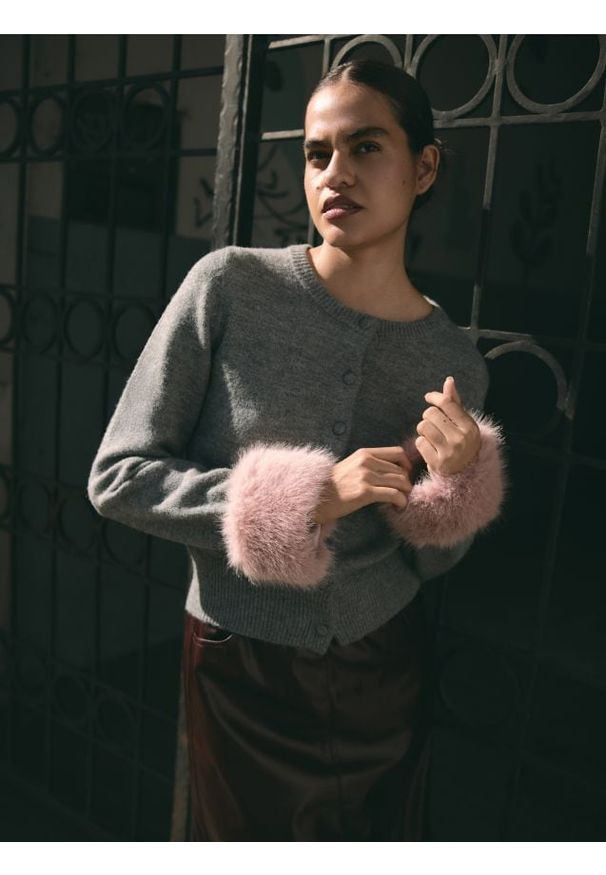 Reserved - Kardigan z futrzanymi mankietami - szary. Kolor: szary. Materiał: futro