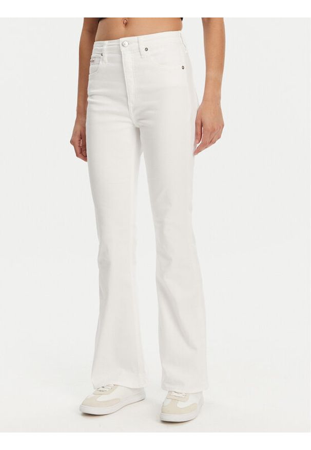 Calvin Klein Jeans Jeansy J20J225511 Biały Bootcut Fit. Kolor: biały