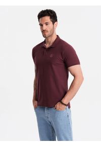 Ombre Clothing - Męska jednokolorowa koszulka polo BASIC z dzianiny pique - bordowa V10. Okazja: na co dzień. Typ kołnierza: polo. Kolor: czerwony. Materiał: dzianina. Wzór: haft, aplikacja, jednolity. Styl: sportowy, wizytowy, casual #8