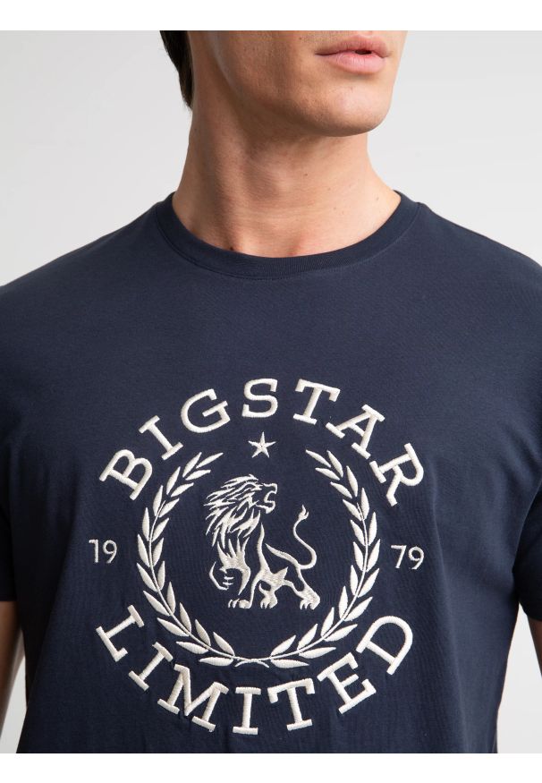 Big-Star - Koszulka męska z dużym haftem granatowa Abelar 403. Okazja: na co dzień. Kolor: niebieski. Materiał: dzianina, jeans. Wzór: haft. Styl: klasyczny, casual