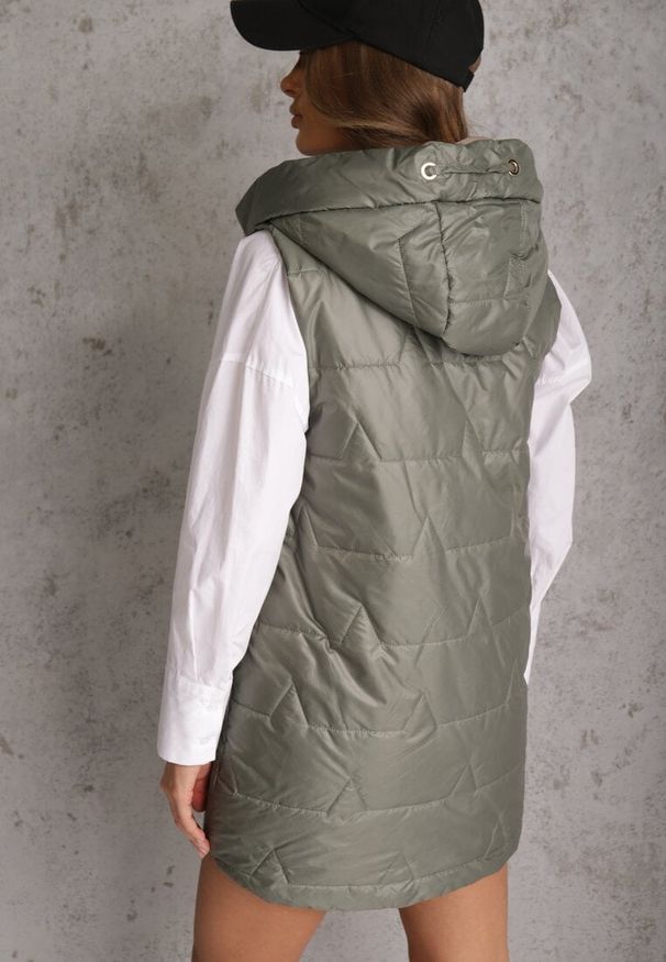 Renee - Zielona Długa Kamizelka Pikowana z Nieodpinanym Kapturem Ozdobiona Naszywką Kasseda. Okazja: na co dzień. Kolor: zielony. Materiał: poliester, jeans. Długość: długie. Wzór: aplikacja. Styl: casual