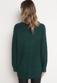 Born2be - Ciemnozielony Klasyczny Sweter z Długim Rękawem Darissa. Kolor: zielony. Materiał: tkanina, dzianina. Długość rękawa: długi rękaw. Długość: długie. Styl: klasyczny #2