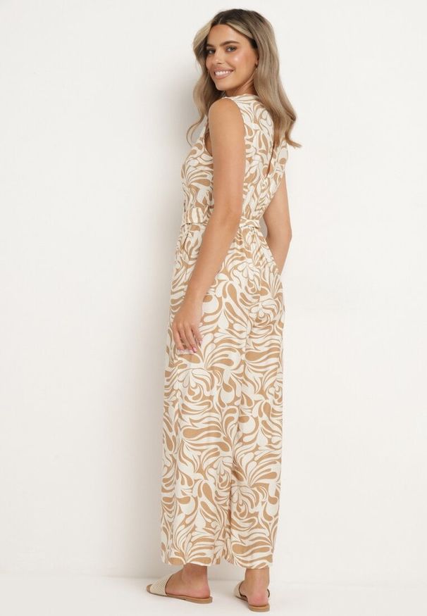 Born2be - Beżowy Kombinezon na Szerokich Ramiączkach z Dekoltem w Serek i Długimi Nogawkami Xadia. Okazja: na randkę, na co dzień. Kolor: beżowy. Materiał: tkanina. Długość rękawa: na ramiączkach. Długość: długie. Sezon: lato. Styl: casual, klasyczny