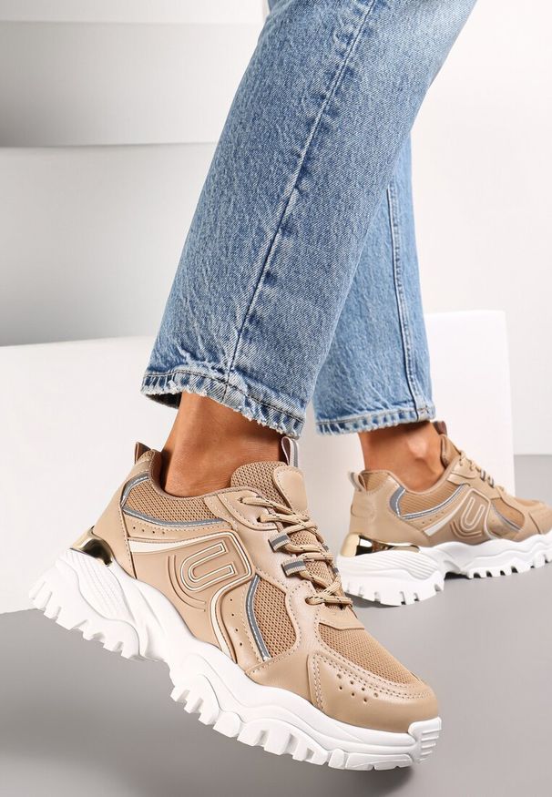 Renee - Ciemnobeżowe Płaskie Sneakersy na Grubej Podeszwie z Kolorowymi Wstawkami i Metalową Ozdobą Paussa. Kolor: beżowy. Wzór: aplikacja, kolorowy. Sezon: wiosna, lato