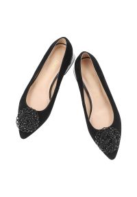 Czółenka damskie S.Barski, cholewka ze skóry naturalnej zamszowej wsuwany fason zabudowany przód, czarne, CR61-3029. Okazja: na spotkanie biznesowe. Kolor: czarny. Materiał: skóra, zamsz. Szerokość cholewki: normalna. Wzór: aplikacja. Obcas: na obcasie. Styl: elegancki, biznesowy. Wysokość obcasa: średni #5