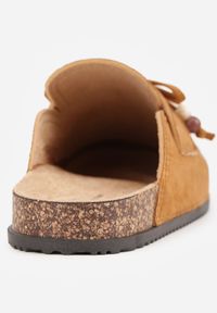 Born2be - Jasnobrązowe Płaskie Klapki Mule Zdobione Frędzlami i Kokardką z Koralikami Petlame. Okazja: na co dzień. Kolor: brązowy. Materiał: jeans, len. Wzór: aplikacja. Sezon: lato. Styl: boho, casual, elegancki #3