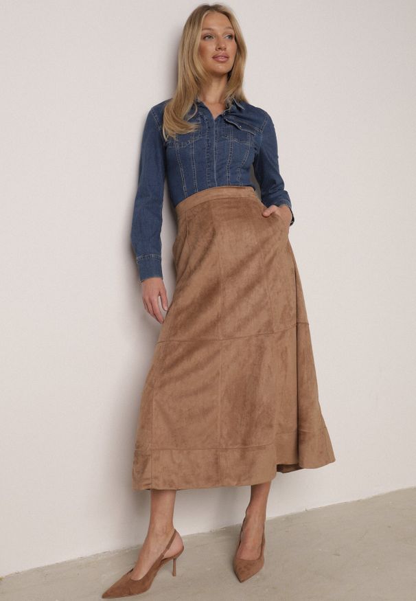 Born2be - Beżowa Rozkloszowana Spódnica z Imitacji Zamszu Basara. Okazja: na co dzień, na spotkanie biznesowe, do pracy. Kolor: beżowy. Materiał: zamsz. Styl: casual, biznesowy, elegancki, klasyczny