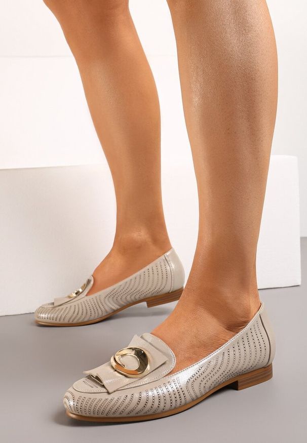 Born2be - Złote Mokasyny z Ozdobną Perforacją Klamrą i Skórzaną Wkładką Raouqa. Okazja: na co dzień. Zapięcie: klamry. Kolor: złoty. Materiał: skóra. Sezon: lato. Obcas: na obcasie. Styl: elegancki, casual. Wysokość obcasa: średni, niski