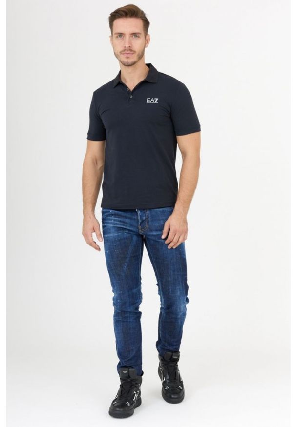 EA7 Emporio Armani - EA7 Ciemnogranatowa męska koszulka polo ze srebrnym logo, Rozmiar XL. Typ kołnierza: polo. Kolor: niebieski