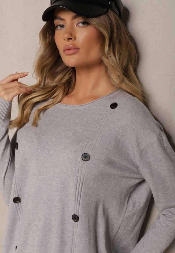 Renee - Szary Sweter Zimowy Ozdobiony Symetrycznie Guzikami Milabia. Okazja: na co dzień. Kolor: szary. Materiał: jeans. Wzór: aplikacja. Sezon: zima. Styl: klasyczny, casual