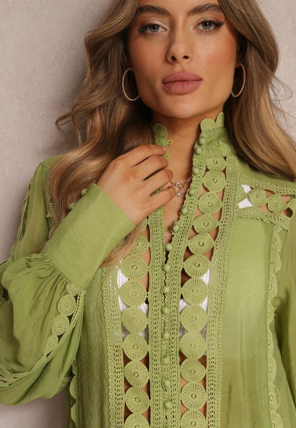 Renee - Zielona Koronkowa Tunika Pudełkowa z Falbaną Nawal. Typ kołnierza: kołnierzyk stójkowy. Kolor: zielony. Materiał: koronka. Wzór: aplikacja. Styl: boho