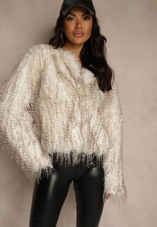 Renee - Biała Kurtka Futerko Ozdobione Cieniowaniem Tusirra. Kolekcja: plus size. Kolor: biały. Materiał: futro. Wzór: aplikacja. Styl: elegancki