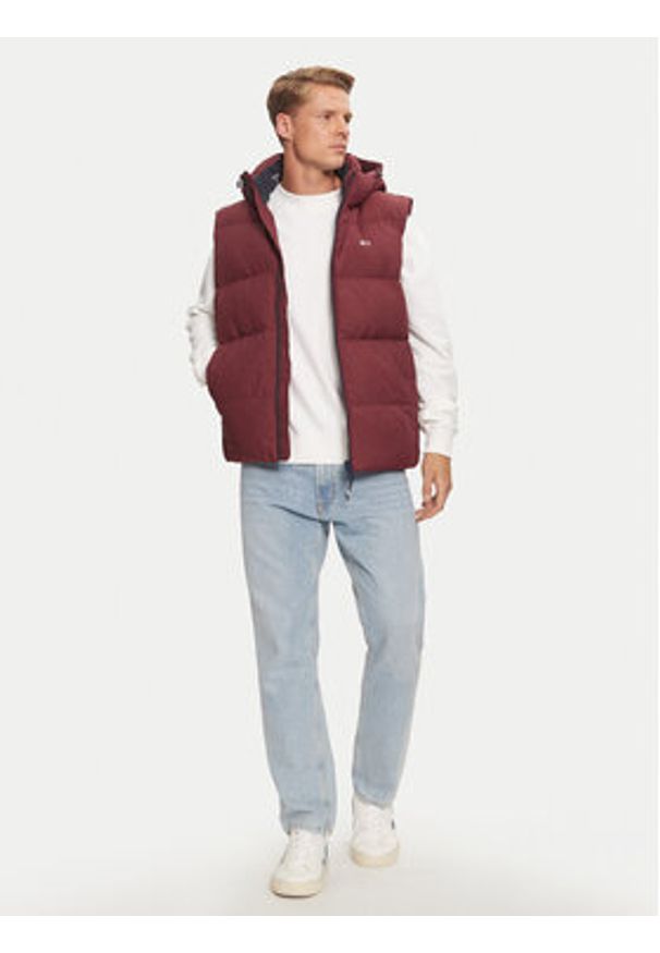 Tommy Jeans Bezrękawnik Essential DM0DM20465 Czerwony Regular Fit. Kolor: czerwony. Materiał: syntetyk. Długość rękawa: bez rękawów