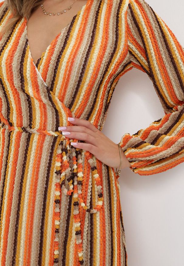 Born2be - Pomarańczowa Kopertowa Sukienka z Głębokim Dekoltem i Materiałowym Paskiem Cavila. Kolor: pomarańczowy. Materiał: materiał. Wzór: paski. Typ sukienki: kopertowe