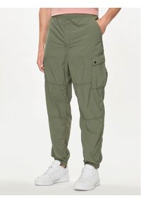 GAP - Gap Spodnie materiałowe 487058-01 Zielony Relaxed Fit. Kolor: zielony. Materiał: syntetyk