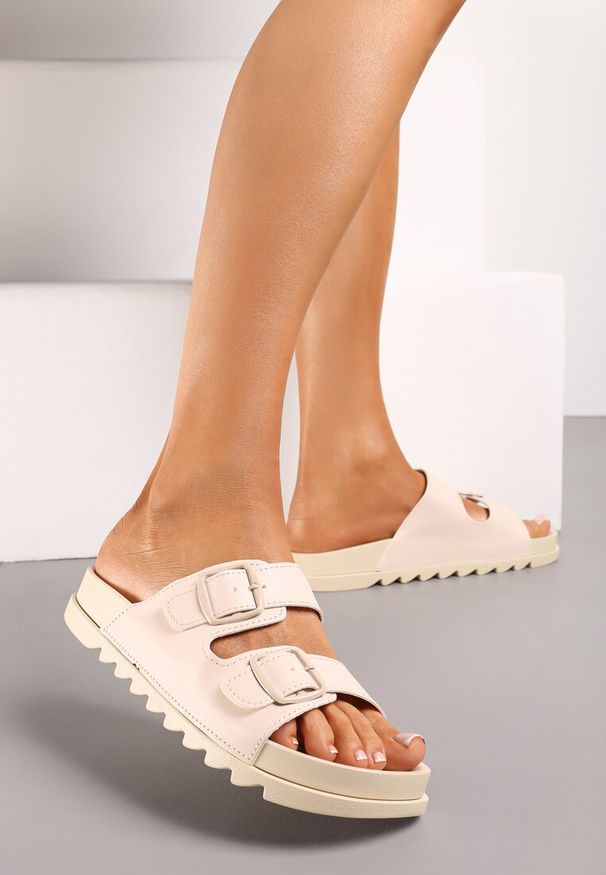 Born2be - Beżowe Klapki Zapinane na Dwie Sprzączki Tallira. Kolor: beżowy