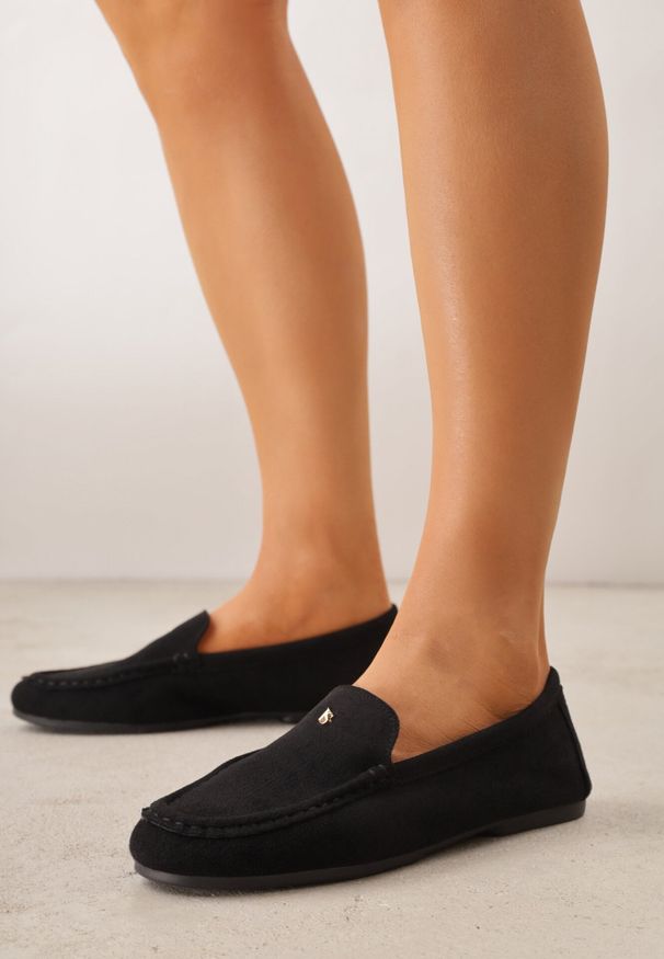 Born2be - Czarne Mokasyny VICES ze Skórzaną Wkładką i Metalową Ozdobą Aquilin. Nosek buta: okrągły. Kolor: czarny. Materiał: skóra. Wzór: aplikacja. Obcas: na obcasie. Styl: klasyczny. Wysokość obcasa: niski