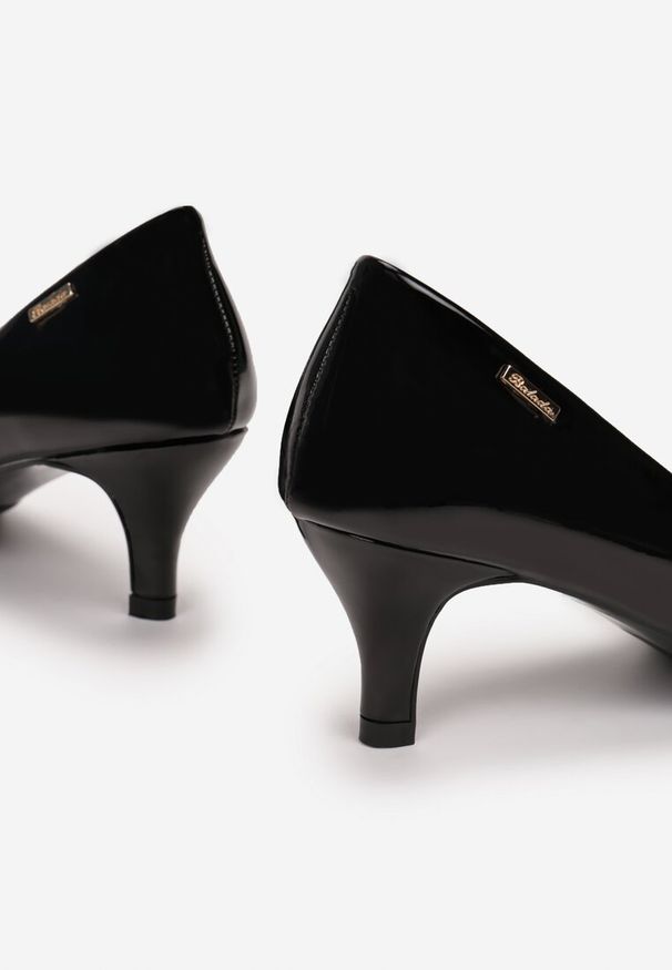 Born2be - Czarne Czółenka Marirena. Okazja: na spotkanie biznesowe. Zapięcie: bez zapięcia. Kolor: czarny. Materiał: lakier. Wzór: jednolity. Styl: wizytowy, biznesowy