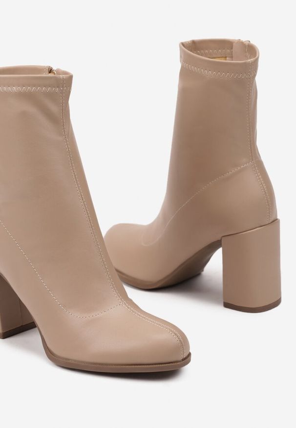 Born2be - Ciemnobeżowe Eleganckie Botki Vices na Obcasie z Dopasowaną Cholewką Izalindra. Okazja: na co dzień, na spotkanie biznesowe, do pracy. Kolor: beżowy. Szerokość cholewki: normalna. Obcas: na obcasie. Styl: elegancki. Wysokość obcasa: średni