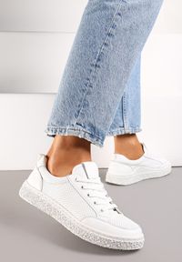 Renee - Białe Skórzane Sneakersy z Delikatną Perforacją Tuvia. Kolor: biały. Materiał: skóra