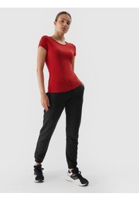 4f - T-shirt regular gładki damski. Kolor: czerwony. Materiał: bawełna, elastan. Wzór: gładki