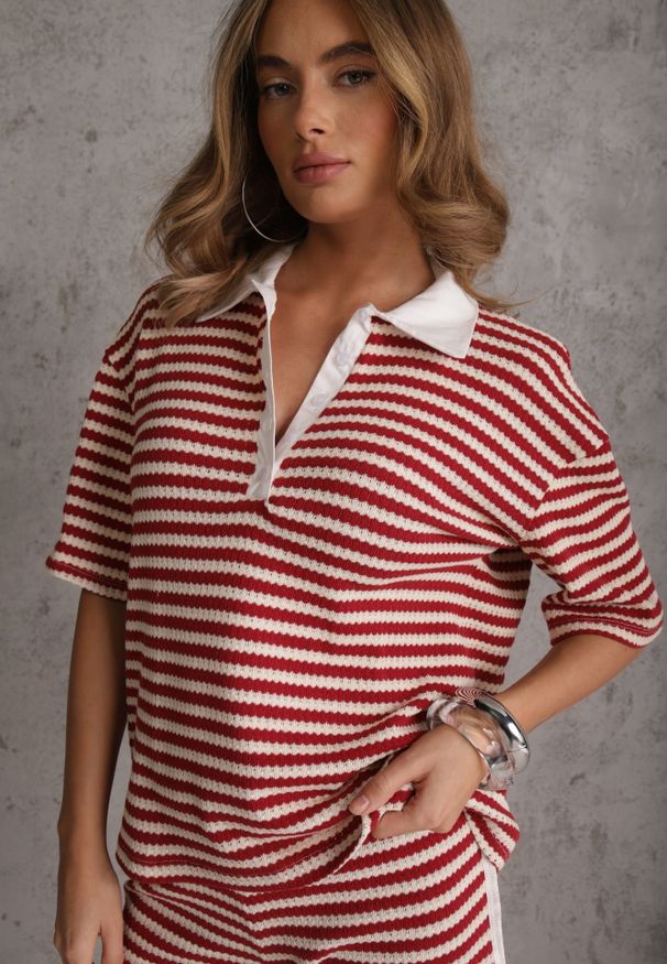 Renee - Beżowo-Czerwony Oversizowy Komplet z Dzianiny w Paski Koszulka Polo i Krótkie Spodenki Nanea. Kolor: beżowy. Materiał: dzianina. Wzór: paski