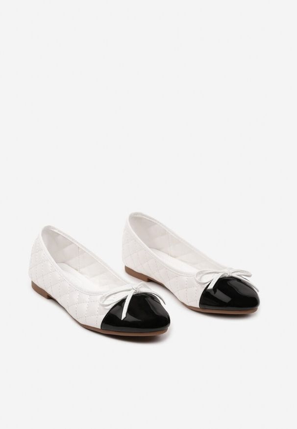 Born2be - Białe Wsuwane Balerinki z Ekoskóry na Płaskiej Podeszwie z Kokardką Cattesa. Zapięcie: bez zapięcia. Kolor: biały. Materiał: bawełna, jeans. Obcas: na płaskiej podeszwie. Styl: klasyczny, elegancki