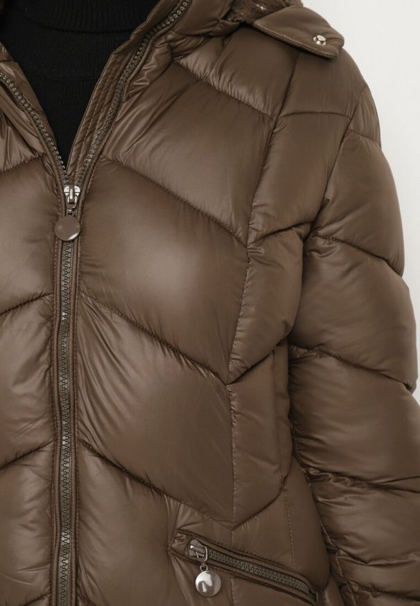 Born2be - Brązowa Pikowana Kurtka o Taliowanym Kroju z Kapturem i Futrzaną Podszewką Emithalla. Okazja: na co dzień. Typ kołnierza: kaptur. Kolor: brązowy. Materiał: futro. Długość rękawa: długi rękaw. Długość: długie. Styl: klasyczny, casual, elegancki