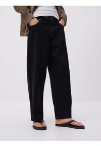 Reserved - Jeansy barrel leg - czarny. Kolor: czarny